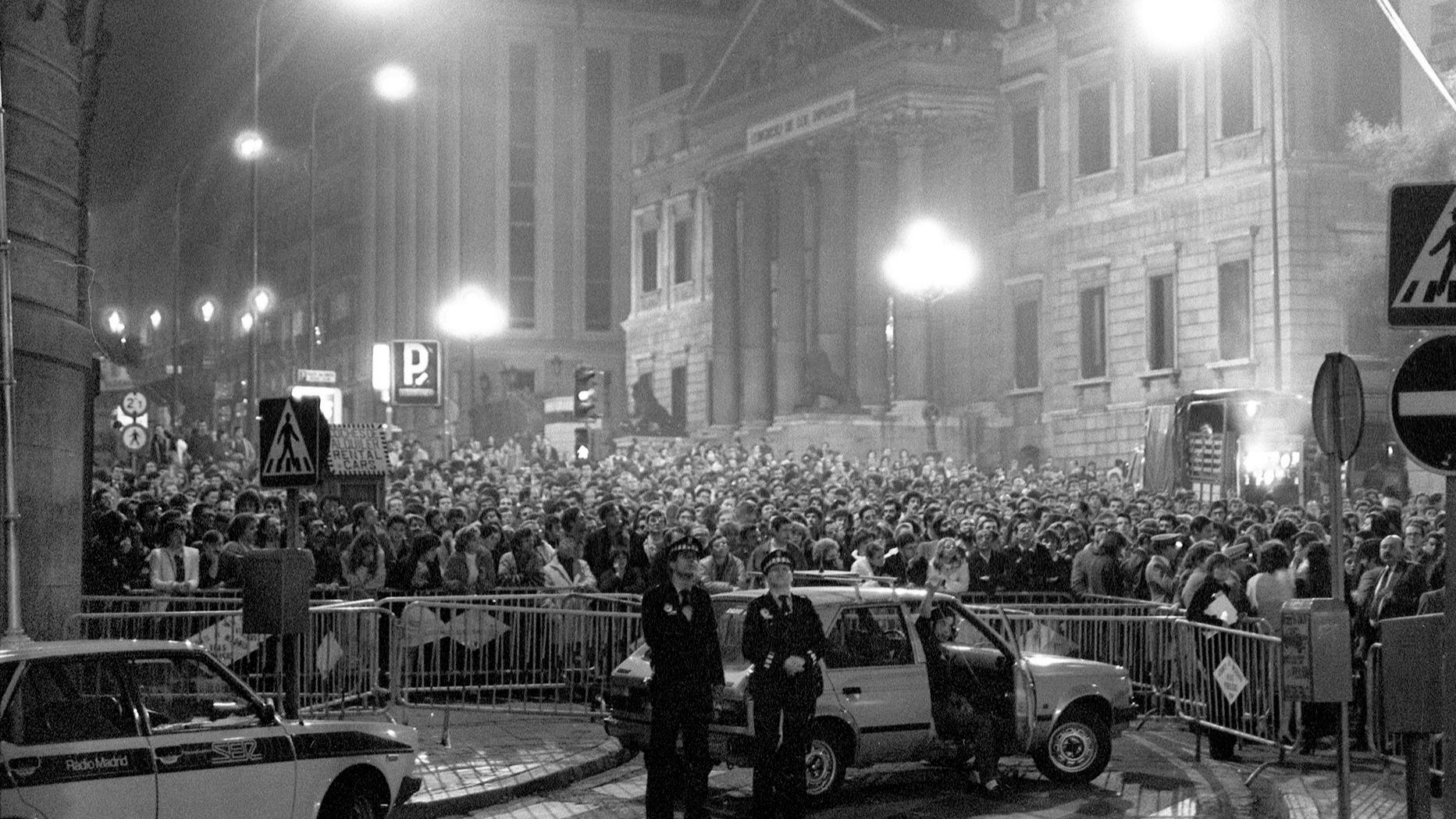 Simpatizantes del PSOE delante del Hotel Palace la noche electoral de 1982